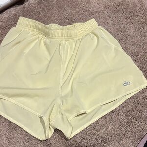Alo yoga stride butter Yellow Athletic Shorts XS